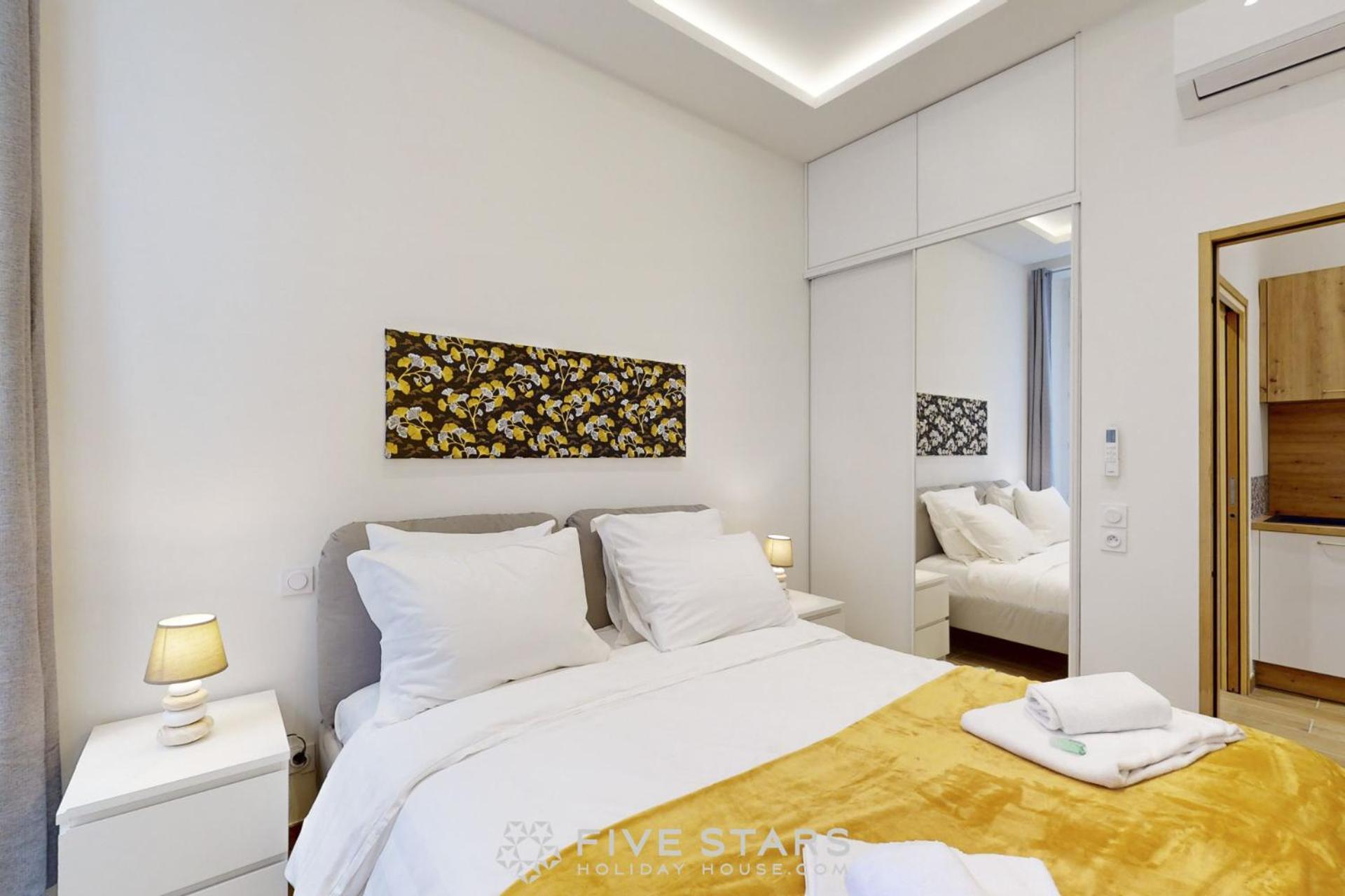 Apartment Gold Fshh
